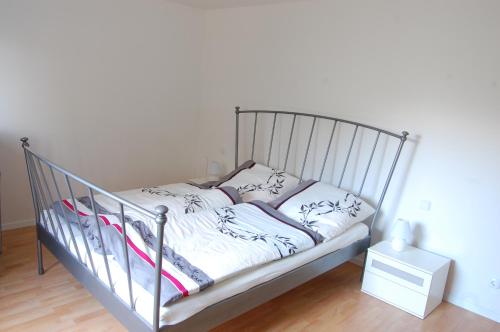 a bed with a metal frame in a room at Wohnung mit Kamin Terrasse und Grill in der Nähe von Nürnberg in Burgthann