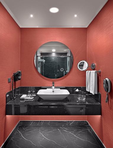 Bilik mandi di Ramada Plaza by Wyndham Eskisehir