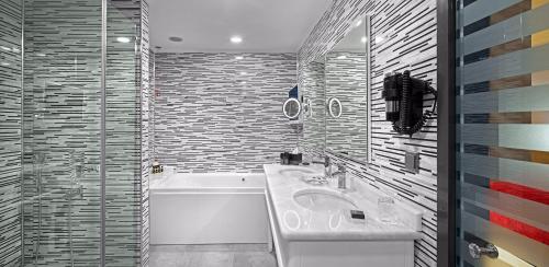 Bilik mandi di Ramada Plaza by Wyndham Eskisehir