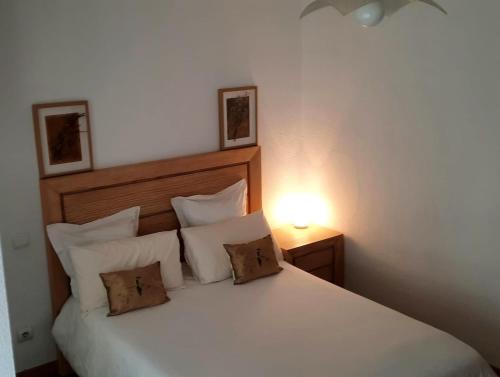 1 dormitorio con 1 cama blanca grande y 2 almohadas en Apartamento en Reina Victoria en Santander