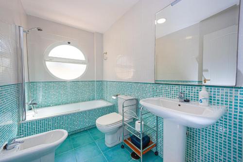 une salle de bains avec lavabo, toilettes et miroir dans l'établissement Las Palmeras Beach with Community Pool, à La Herradura