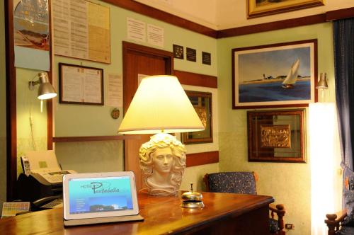Una televisión o centro de entretenimiento en Hotel Puntabella