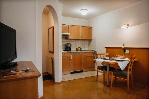 A kitchen or kitchenette at App.-Haus zur Europa-Therme