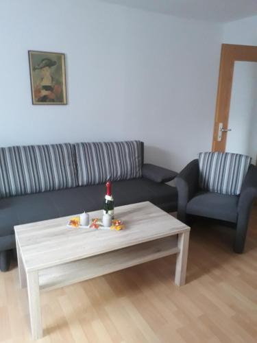 een woonkamer met een bank en een salontafel bij Ferienwohnung Steinweg 28 in Quedlinburg