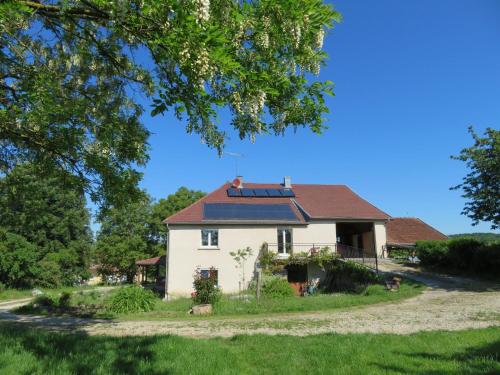 une maison blanche avec un toit rouge dans l'établissement Ô prés d'ici Chambres d'hôtes, à Liévans