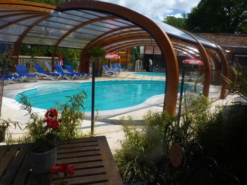 una piscina con sedie e un arboricoltore di Camping Pommiers des Trois Pays a Licques