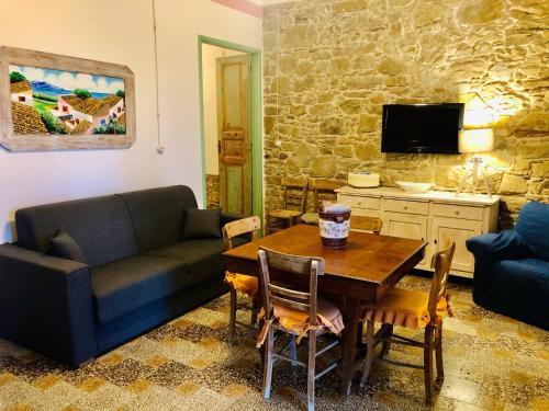 salon z kanapą i stołem w obiekcie Casa della Lampara w mieście Capo dʼOrlando