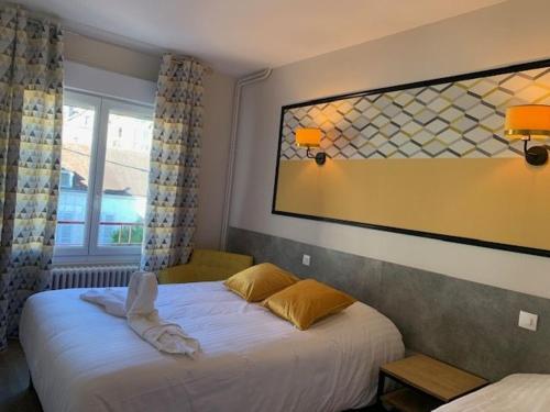 Ένα ή περισσότερα κρεβάτια σε δωμάτιο στο Hotel du Centre - Restaurant le P'tit Gourmet