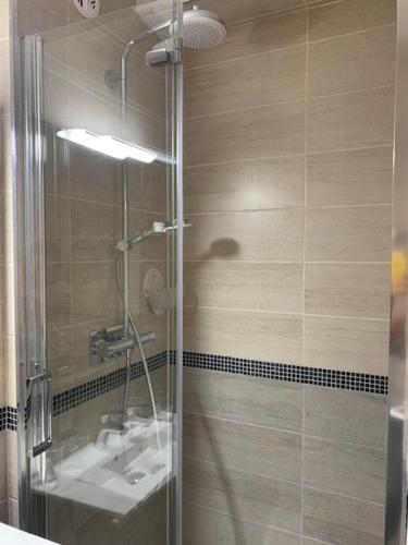 une salle de bain avec une douche avec des toilettes et un lavabo dans l'établissement Hotel du Centre - Restaurant le P'tit Gourmet, à Tonnerre