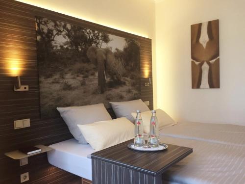 Una cama o camas en una habitación de Gieschens Hotel