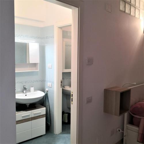 a bathroom with a sink and a toilet at Centralissimo appartamento a Numana in Numana