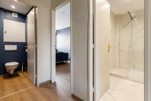 La salle de bains est pourvue de toilettes et d'une douche à l'italienne. dans l'établissement L'austerlitz, T2 au coeur de Strasbourg, à Strasbourg