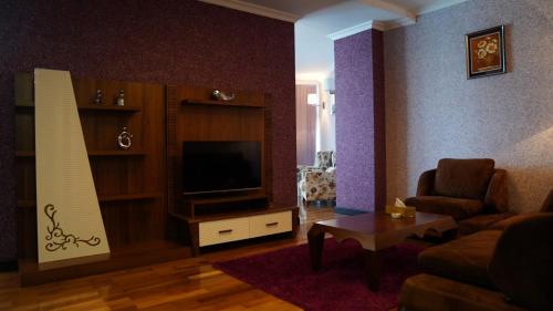 TV a/nebo společenská místnost v ubytování Agsaray Deluxe Hotel & SPA
