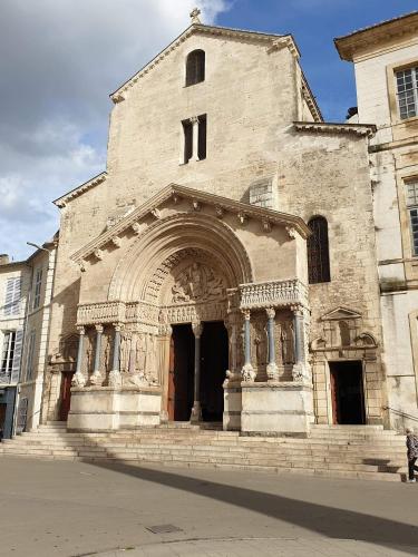 une ancienne église en pierre avec une grande porte dans l'établissement Joli studio à deux pas de la place du forum, à Arles