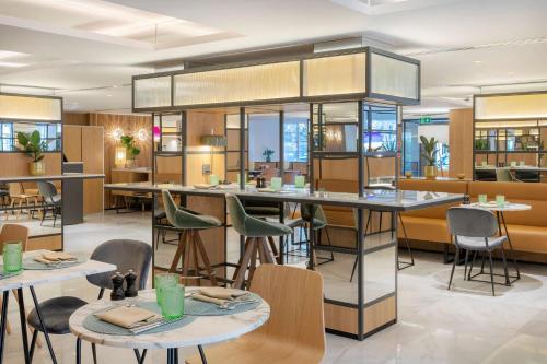 a restaurant with tables and chairs and a bar at Meliá White House Hotel Apartments in London