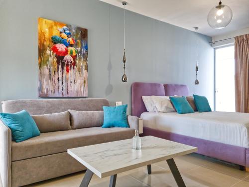 sala de estar con sofá y cama en Epipleon Luxury Suites -104- Δωμάτιο 35τμ με βεράντα 35τμ μπροστά στη θάλασσα, en Nafpaktos