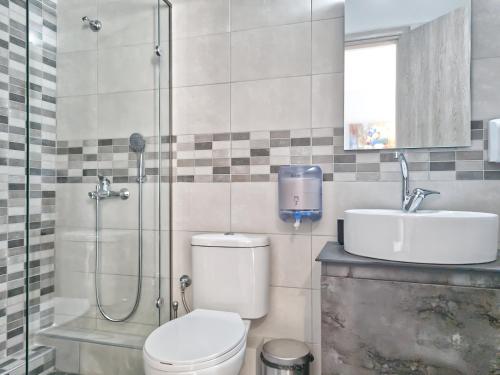 Kúpeľňa v ubytovaní Epipleon Luxury Suites -104- Δωμάτιο 35τμ με βεράντα 35τμ μπροστά στη θάλασσα