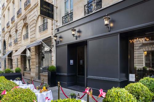 a restaurant in front of a building at Hôtel & Spa Vinci Due in Paris