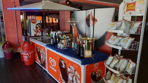 un bar con un mostrador azul con bebidas. en Villaggio Camping Nurral en Fertilia