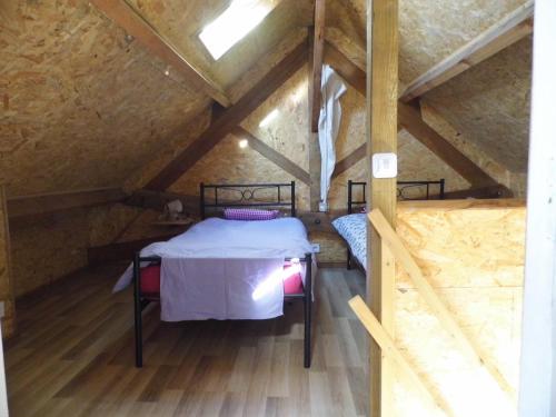 a room with two beds in a attic at Le petit Marais n° 2 in Nouan-le-Fuzelier