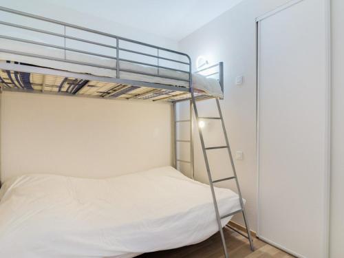 バレージュにあるAppartement Barèges, 2 pièces, 6 personnes - FR-1-403-48の小さな部屋の二段ベッド1台分です。