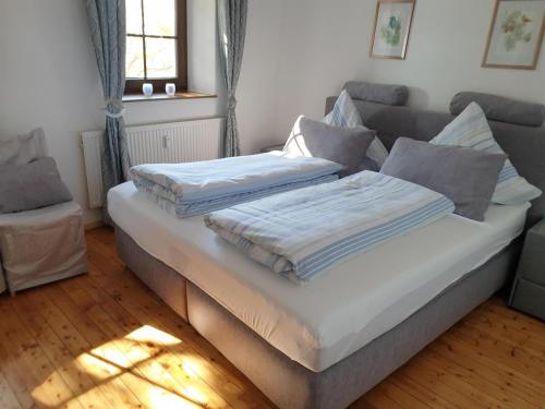 un letto con due cuscini sopra in una stanza di Ferienwohnung Hügelhaus a Plütscheid