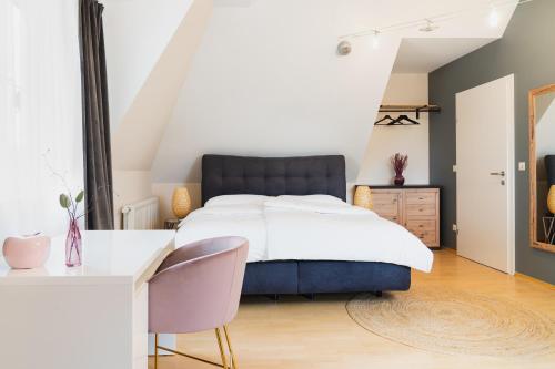 1 dormitorio con cama azul y escritorio en Villa Lieboch, en Lieboch