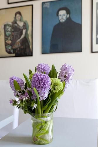 a vase filled with purple flowers on a table at La Canarina Bed & Breakfast in Como