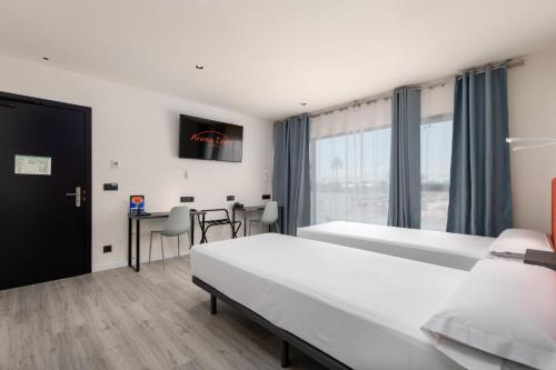 Postel nebo postele na pokoji v ubytování Arena Zone Hotel