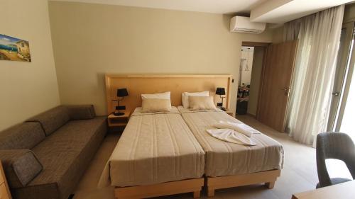 En eller flere senge i et værelse på Villa Fouli