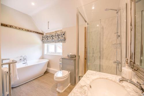 Kamar mandi di Chapel Cottage at Pond Hall Farm, Stunnning Property with Private Hot Tub