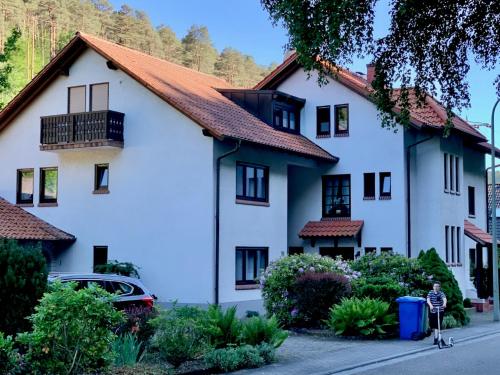 un edificio blanco con techo rojo en Ferienwohnungen im Herzen des Pfälzerwaldes, en Elmstein