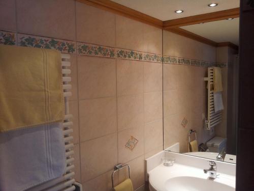 A bathroom at Hotel Dufour Alpin Superior - Adults only