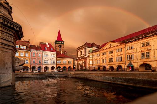een regenboog boven een stad met een rivier en gebouwen bij Rezidence U prince č.3 in Jičín