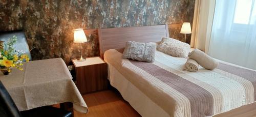 um quarto com uma cama com duas almofadas em Apartament Czekoladowy em Polanica-Zdrój