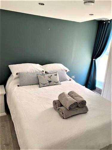 a bedroom with a bed with towels on it at Star Apartment Ipswich, A Hidden Gem near the Waterfront in Ipswich