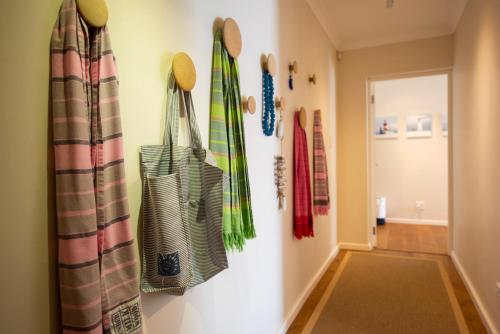 un pasillo con sombrillas colgadas en la pared en Number Eleven Self-Catering Villa, en Knysna