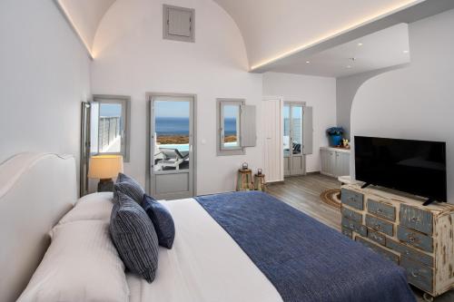 sypialnia z dużym łóżkiem i telewizorem w obiekcie Siete Mares Luxury Suites w Imerovíglion