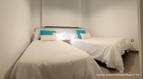 deux lits côte à côte dans une pièce dans l'établissement Beautiful apartment close to the sea, à Arenales del Sol