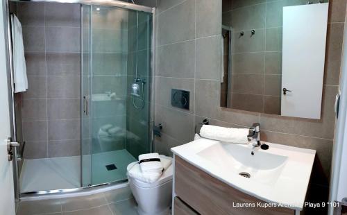 une salle de bain avec douche, lavabo et toilettes dans l'établissement Beautiful apartment close to the sea, à Arenales del Sol