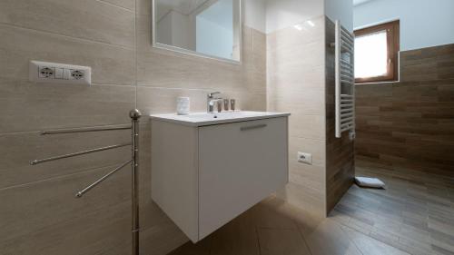 A bathroom at Italianway - Villa Tola