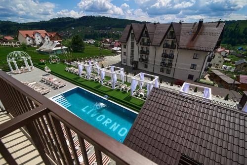 einen Blick vom Balkon eines Hotels mit Pool in der Unterkunft Villa Livorno in Bukowel