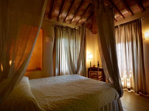 Ένα ή περισσότερα κρεβάτια σε δωμάτιο στο Relais Borgo Petrognano