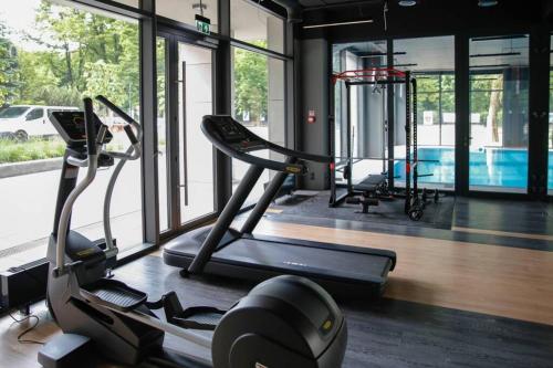 Das Fitnesscenter und/oder die Fitnesseinrichtungen in der Unterkunft Apartament 4th Floor