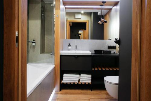 ein Badezimmer mit Badewanne, Waschbecken und Toilette in der Unterkunft Apartament 4th Floor in Lublin