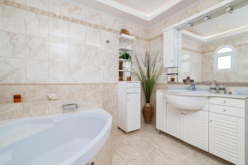 Bilik mandi di Matina's Family House with your Private Jacuzzi!