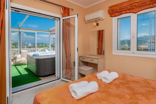 Katil atau katil-katil dalam bilik di Matina's Family House with your Private Jacuzzi!