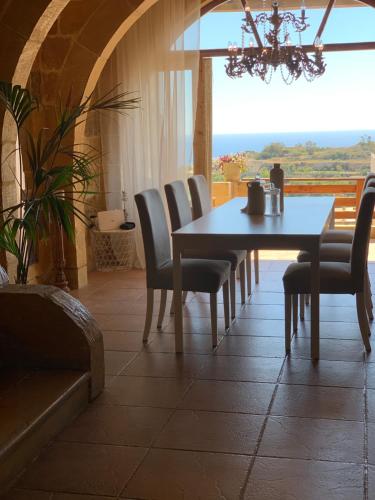 300y/o Farmhouse BLUE LAGOON VIEWS /AC/POOL QALA
