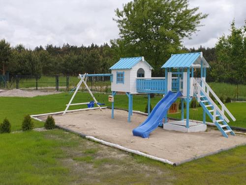 Herní místnost nebo prostor pro děti v ubytování Szary Domek 3 jacuzzi kominek jezioro klimatyzacja