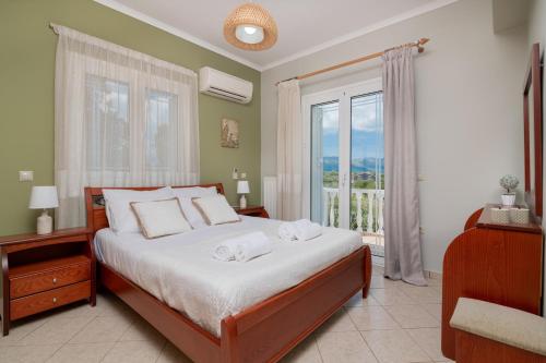 Katil atau katil-katil dalam bilik di Matina's Family House with your Private Jacuzzi!
